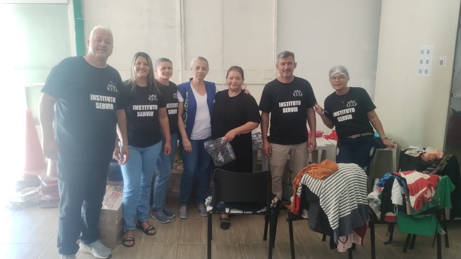 Equipe no bazar solidário