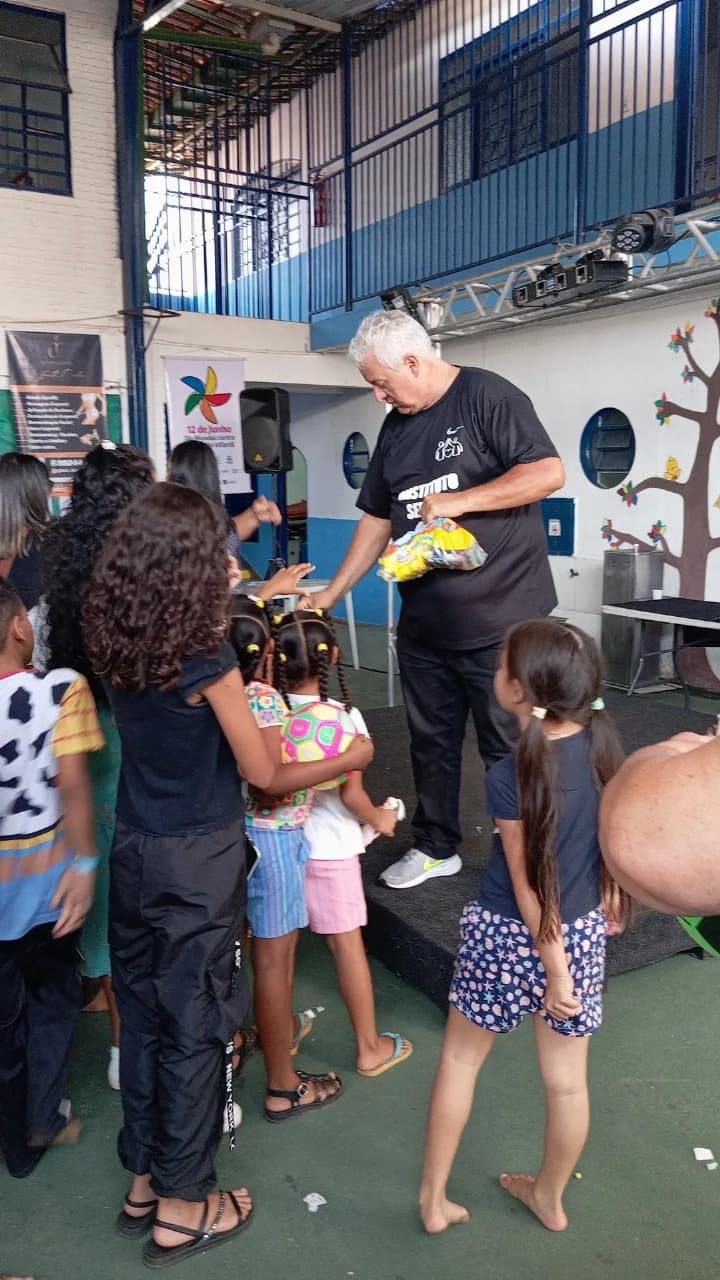Entrega de doces às crianças